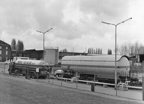 171003 Afbeelding van het overladen van vloeibaar gas van een drukgasketelwagen van VTG naar een tankauto te Sittard.
